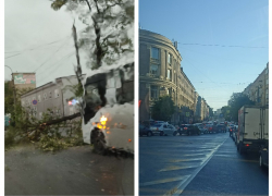 Последствия сильного ливня и урагана парализовали движение в центре Воронежа