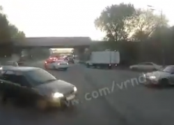Отчаянный маневр показал водитель-камикадзе на дороге в Воронеже