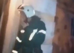 Рыдающая женщина сняла на видео свой горящий дом в Воронеже 