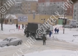 Военные спасли скорую помощь из снежного плена в Воронеже 