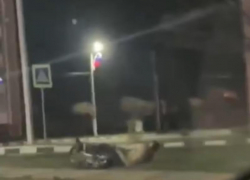 Ронял его, сам падал: тяжелая попытка украсть велосипед попала на видео в Воронежской области