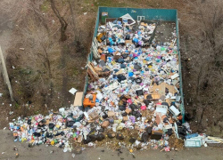 Воронежское позорище вывалилось на проезжую часть и продолжает захватывать город