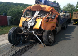 Воронежец въехал в жилой дом на грузовике