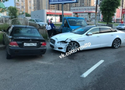 Люксовый Jaguar обидно разбили на дороге в Воронеже