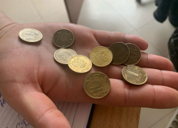 Женщина пыталась задушить старушку, а потом забрала у нее 90 рублей под Воронежем