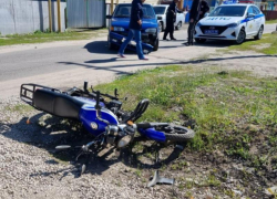 В воронежском селе автомобилист не уступил дорогу мопеду и отправил двух подростков в больницу