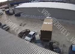 Плачевный итог заноса фуры на покрытой льдом парковке показали на видео в Воронеже