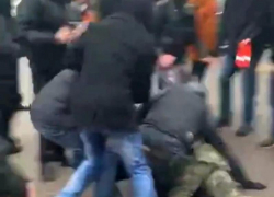 Протестующие отбили задержанного у полиции в Воронеже