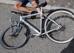 На пешеходном переходе автомобиль снес 12-летнего велосипедиста в Воронеже