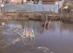 «Второй день тонем»: жители СНТ показали затопленные дома и детскую горку в Воронеже