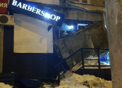 Рухнувший с крыши снег уничтожил барбершоп в Воронеже