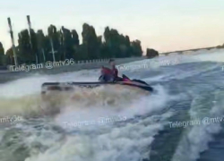 Мужчина облил всю семью водой во время прогулки по воронежскому водохранилищу 