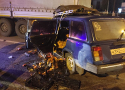 Нагруженный хурмой ВАЗ после столкновения с фурой попал на видео под Воронежем