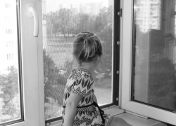 В Воронеже ребенок выжил после падения с 8 этажа