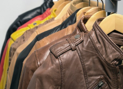 На рынке в Воронеже мужчина отобрал у грузчика три куртки