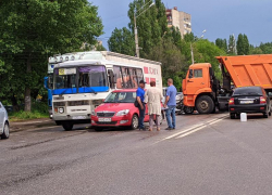  Женщина на «Приоре» устроила аварию с двумя иномарками, КамАЗ и маршурткой в Воронеже 