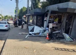 Водитель протаранил торговый киоск и сбежал в Воронеже 