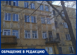 «Балконы осыпаются, кирпичи падают»: 88-летний дом разрушается в ожидании ремонта в Воронежской области 