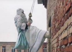 Спускающегося по стене здания на веревке Деда Мороза сняли на видео в Воронеже 