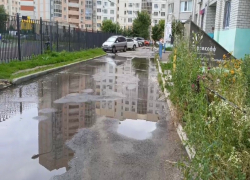 На Московском проспекте в Воронеже вода разливается реками из-за порыва водоснабжения 