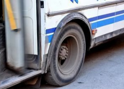 В Воронеже женщина упала под маршрутный автобус