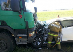 Большегруз и кроссовер столкнулись на воронежской трассе 