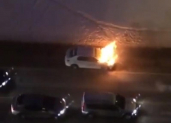 Полыхающую машину сняли из окна многоэтажки в Воронеже  