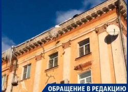 Варварскую уборку крыши от снега сняли в центре Воронежа