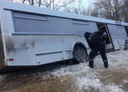 Полицейские выкопали автобус из сугроба на воронежской трассе