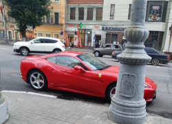 Великолепный красный Ferrari сняли на фото в Воронеже