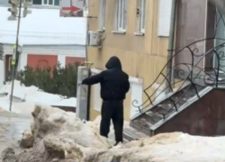 «Только на пятой точке скатываться»: Воронеж превратился в каток после легкого потепления 