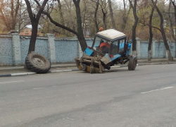 В Воронеже на глазах у прохожих развалился трактор 