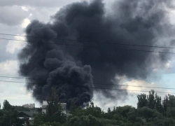 На улице Дорожной в Воронеже вспыхнул ангар с машинами
