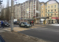 Иномарка снесла 17-летнюю девушку на переходе в Воронеже