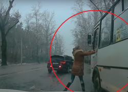 Разъяренная блондинка набросилась на водителя автобуса после ДТП в Воронеже и попала на видео