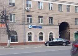 Экипаж губернатора Гусева с мигалкой посетил общественный туалет