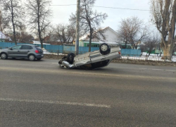 Опубликовано фото утреннего ДТП с опрокинутой машиной в Воронеже 
