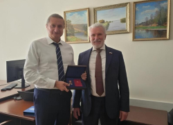 Вклад Сергея Чижова в укрепление обороноспособности отметили наградой Комитета Госдумы