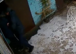 Нападение на пенсионера с ножом попало на камеру видеонаблюдения в Воронеже