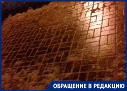 Ледяной каток захватил тротуар в центре Воронежа 