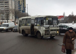 В Воронеже маршрутку развернуло на дороге после серьезного ДТП