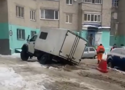 «Карма в действии»: машина бригады «РВК-Воронеж» угодила в промоину из-за утечки