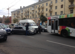 В центре Воронежа из-за столкновения маршрутки и иномарки образовалась огромная пробка