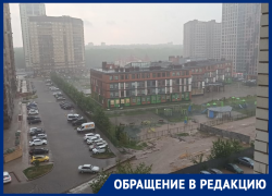 «Теперь только вплавь»: грязные последствия ливня сняли у воронежской школы   