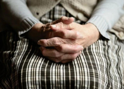 Воронежской пенсионерке пришлось унижаться перед грабителем