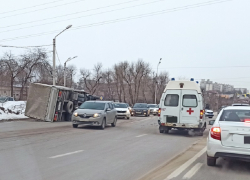 Грузовик перевернулся после столкновения с BMW в Воронеже 
