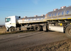 Столкновение легковушки с молоковозом убило водителя в Воронежской области