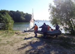 Посреди Воронежского водохранилища перевернулась яхта