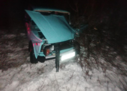 Из-за заноса прицепа КамАЗа водитель «Жигулей» попал в больницу в Воронежской области