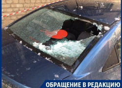 Снег с крыши изуродовал Chevrolet Cruze в центре Воронежа 